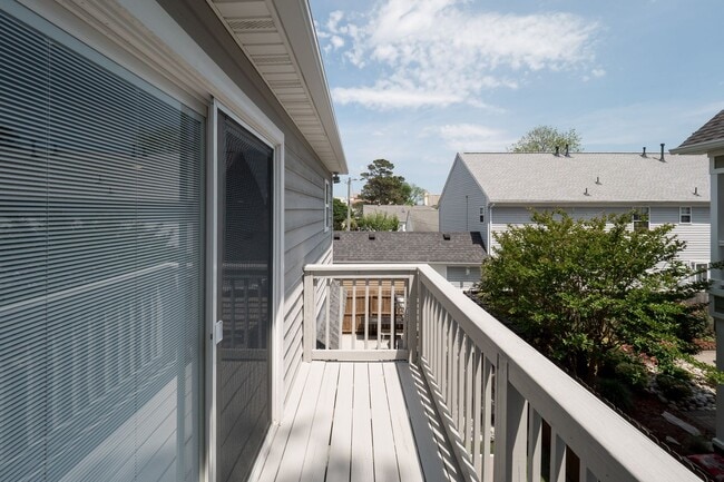 Building Photo - Immaculate 3 bedroom 2 bath bungalow at Oc...