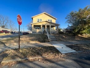 Building Photo - 898-900 E 13th Ave