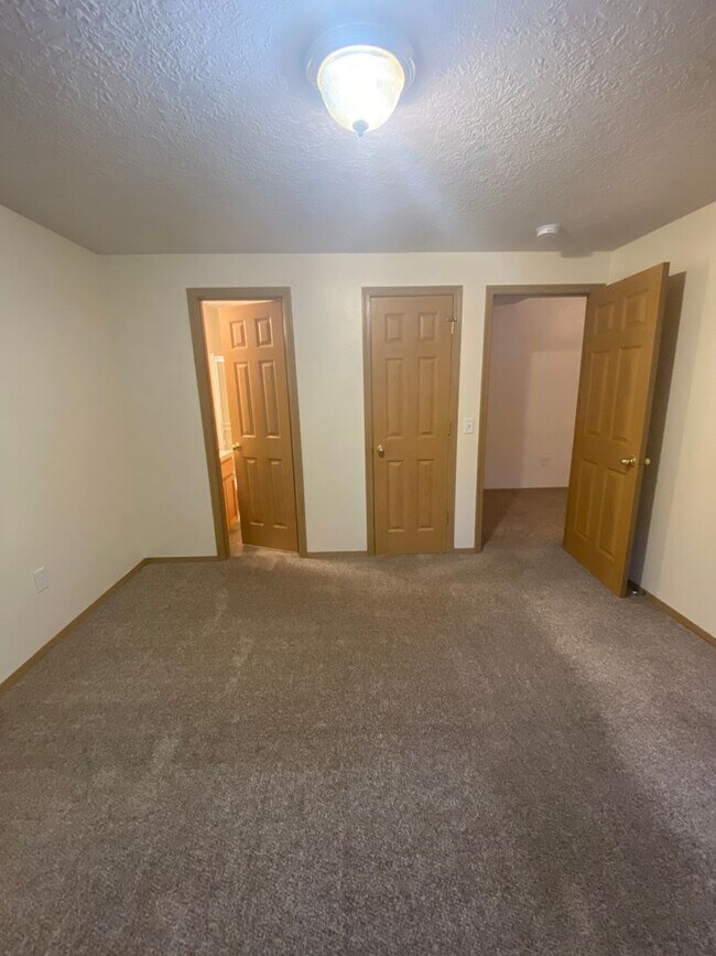 Building Photo - Comfortable 3 Bedroom Home in Hickory Hills