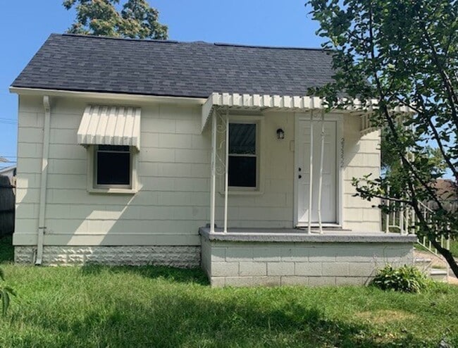 Primary Photo - A Charm in Hazel Park