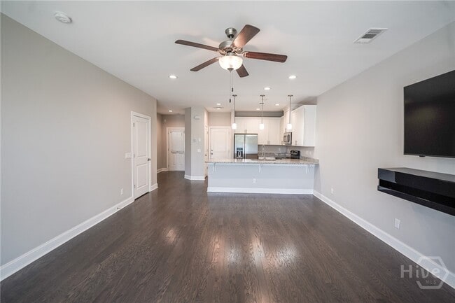 Building Photo - 160 Lake Lily Dr