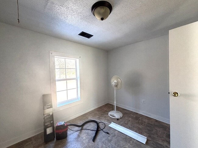 Building Photo - Country Living in Huger!