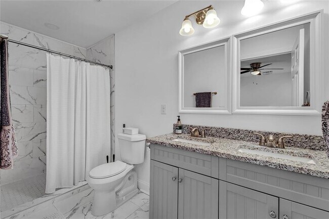 Building Photo - 2912 Palm Dr