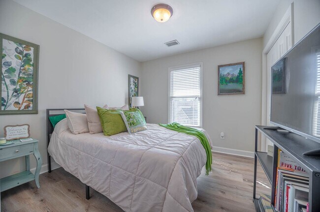 Building Photo - Spacious home situated on a fantastic cul-...