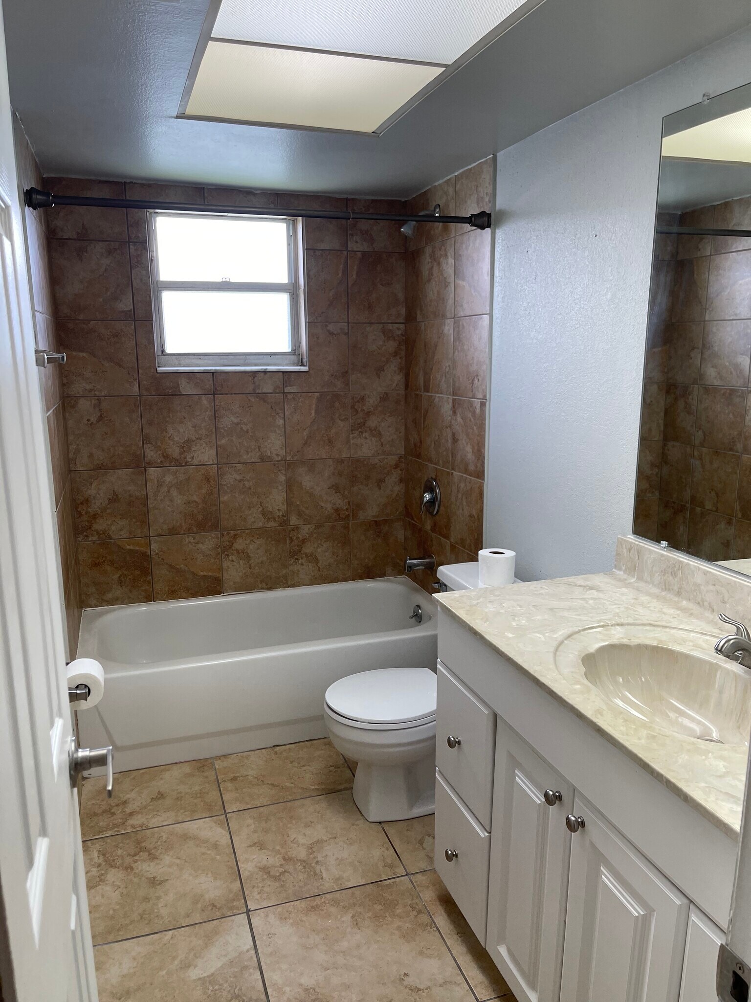 Guest Bath - 3633 Country Club Blvd