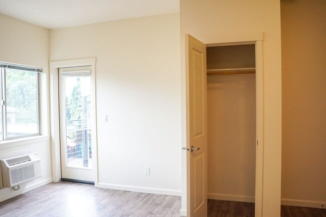 Building Photo - Modern 1 Bedroom with A/C + Private Balcon...