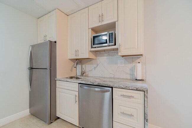 Building Photo - 13660 Folkestone Ct