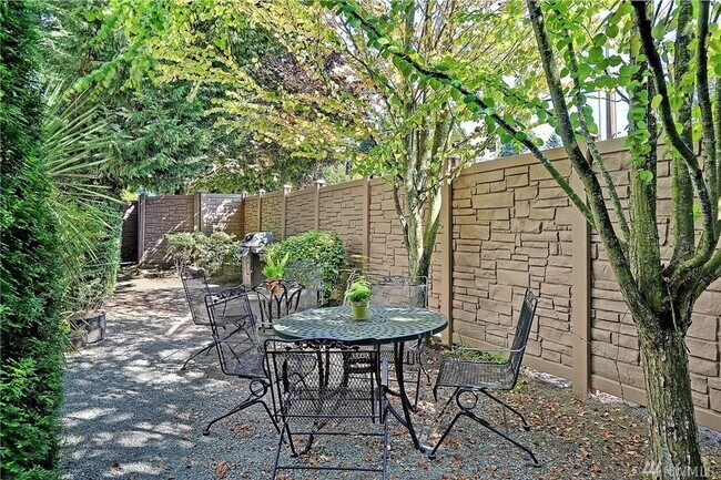 Building Photo - AVAILABLE AUGUST 1ST >> Beautiful Fully Re...