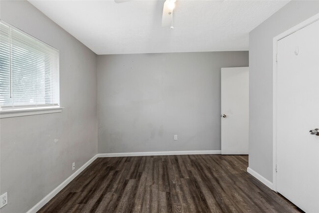 Building Photo - 16962 Glen Eagle Dr N