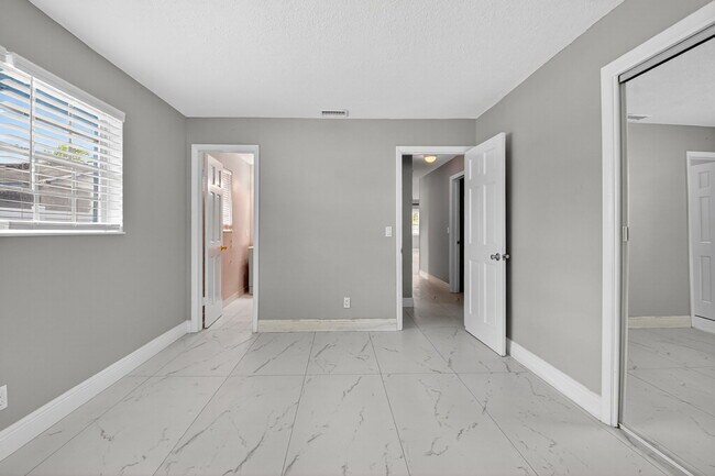 Building Photo - 601 SW 5th Ave