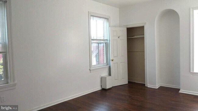 Building Photo - 2043 Mt Vernon St