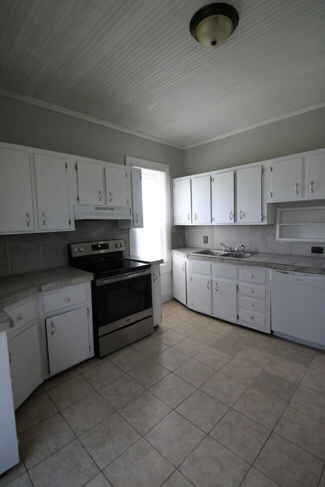 Building Photo - Exclusively Offered By Muse Realty Rentals...