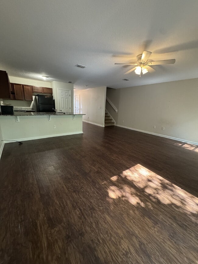 Building Photo - 4 bedroom 2.5 bath townhome with 1 car att...
