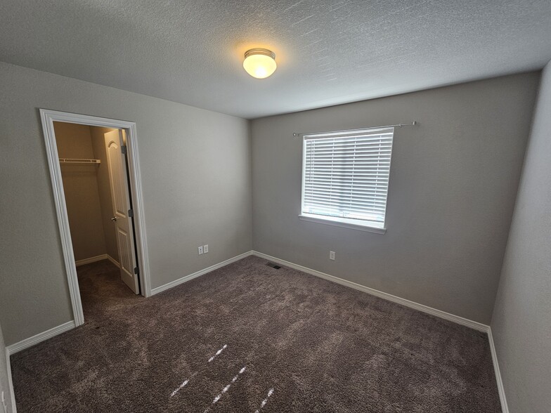 Building Photo - 9996 Castor Dr
