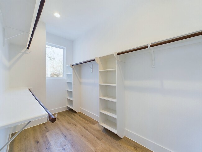 Building Photo - 5029 Creekmont Dr