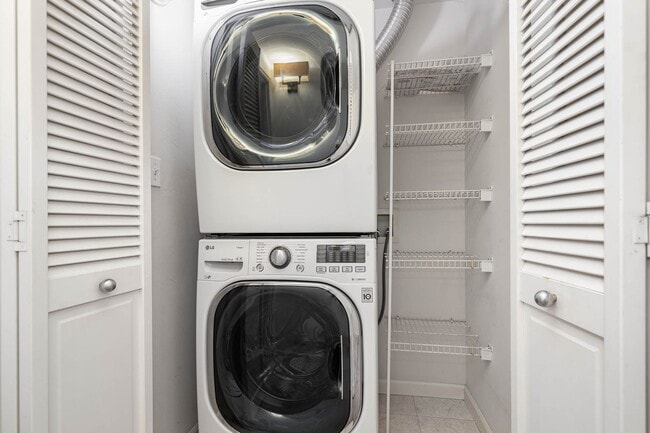 Building Photo - 2Bd/2Ba Seattle Townhouse