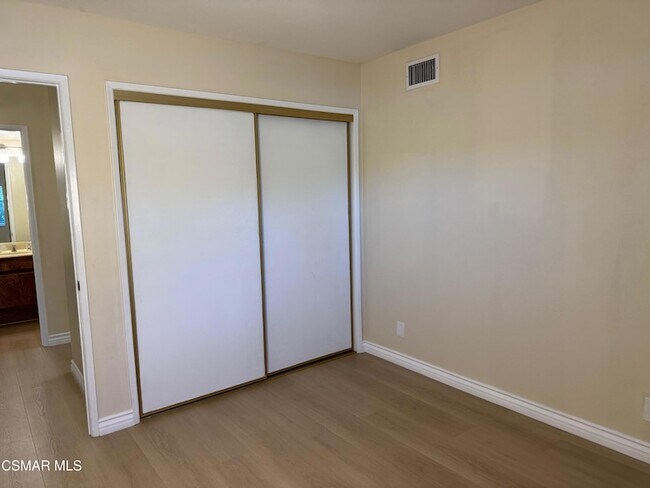 Building Photo - 846 Lindawood St