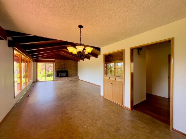 Building Photo - Charming 2 Bed / 2 Bath Home on 1.05 Acres...