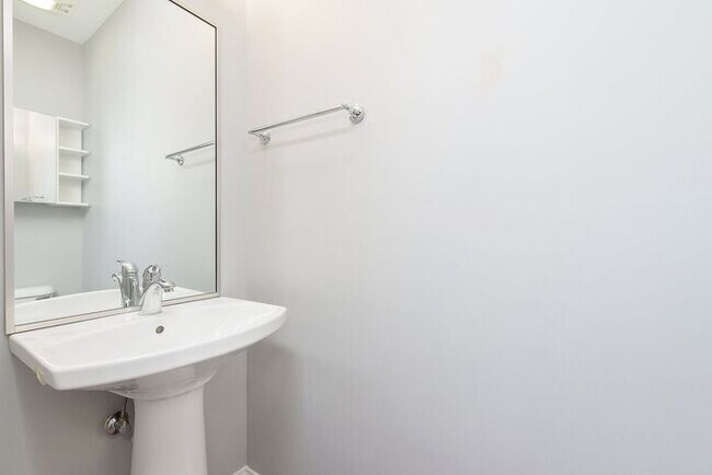 Building Photo - 2 Bed 2 Bath Lockerbie Townhome Steps From...