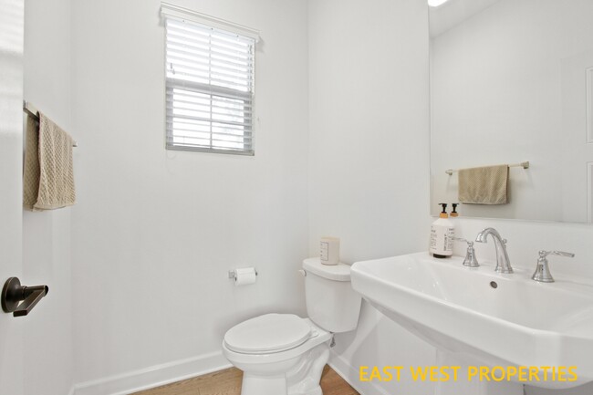 Building Photo - 140 Lantana Dr