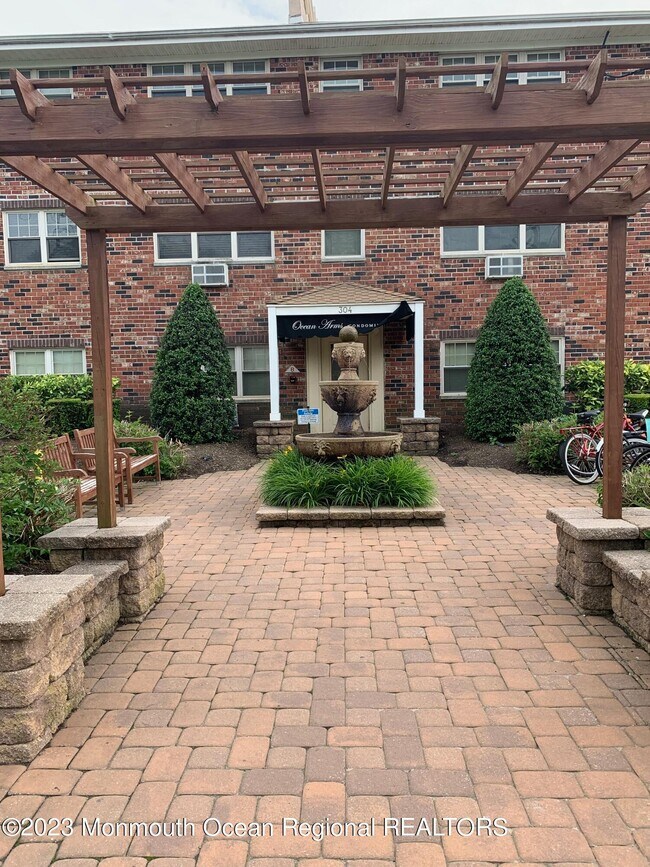 Building Photo - 304 4th Ave