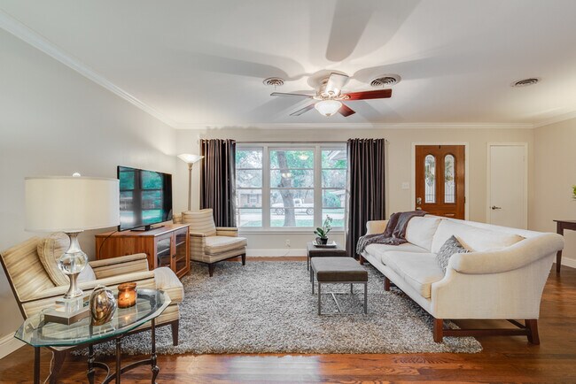 Living - 2515 Sherwood St