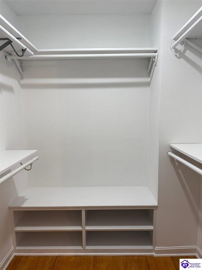 Building Photo - 913 Dogwood Cir