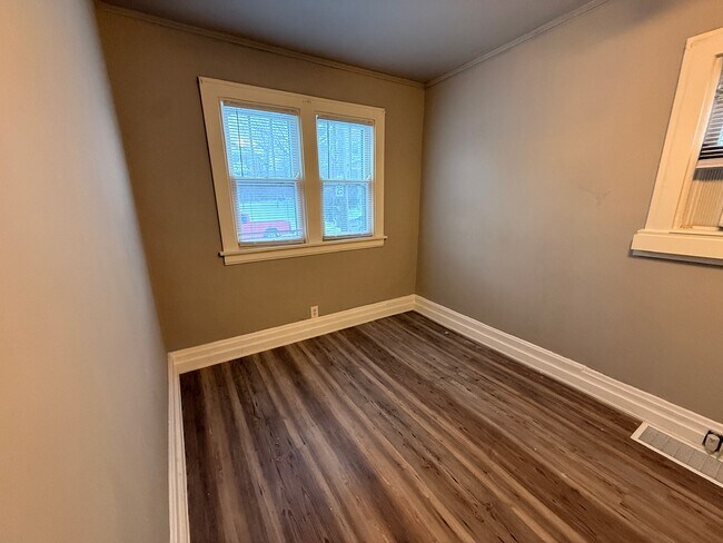 Building Photo - 6 W 30th St