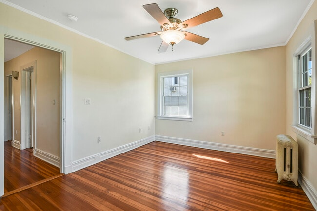 Building Photo - 806 Pelhamdale Ave