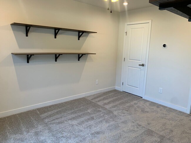 Building Photo - Beautiful Three Bedroom Townhouse!