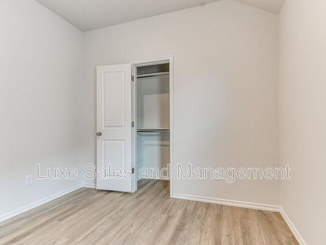 Building Photo - 3703 N Divis Ave