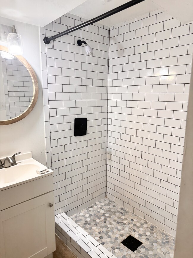 Building Photo - 135 E 17th St