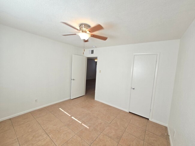 Building Photo - 2 Bed 1 Bath apartment