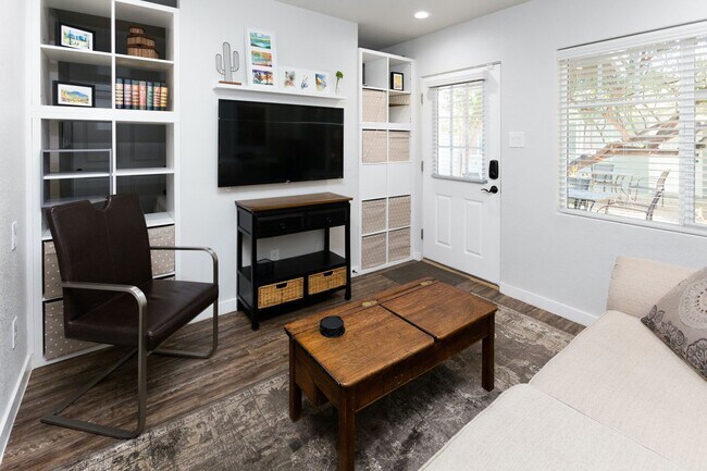 Building Photo - 1 Bed | 1 Bath -  Bungalow Style Unit