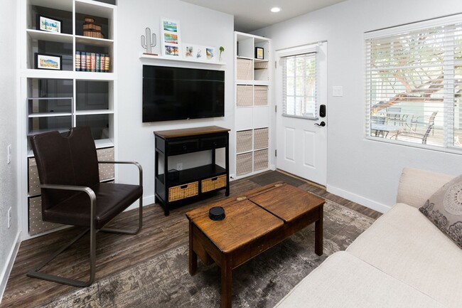 Building Photo - 2 Bed | 1 Bath -  Courtyard Style Unit