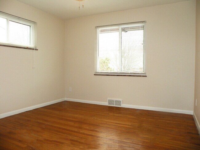 Building Photo - 3 Bed - 2 Full Bath Cape Cod for Rent in Euclid!