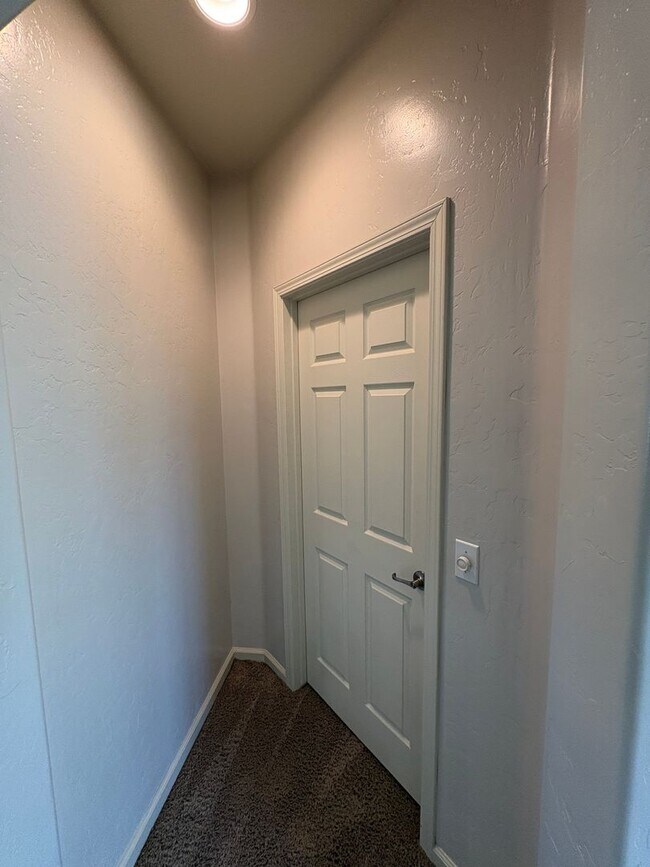 Building Photo - Lovely home available now!