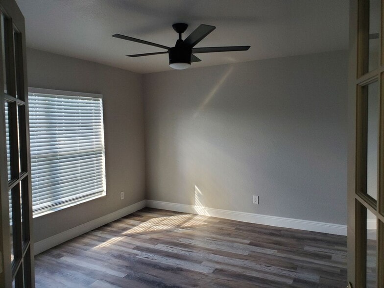 Building Photo - 445 Reading St