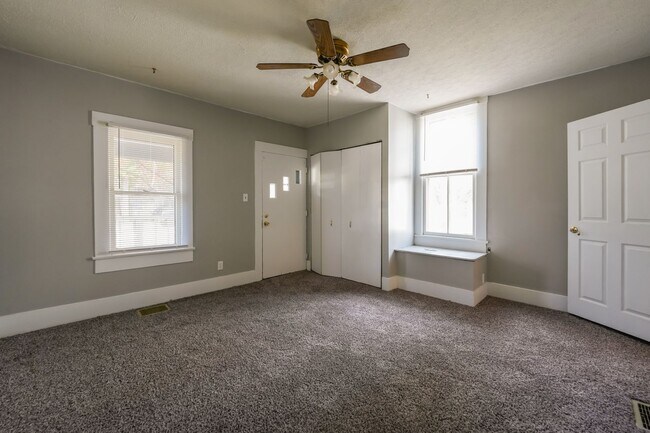 Building Photo - 2 bedroom 1 bath house with a garage in downtown New Albany