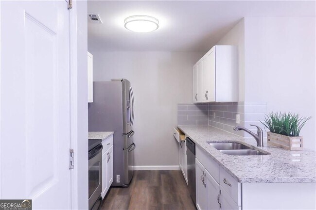 Building Photo - 5823 Strathmoor Manor Cir