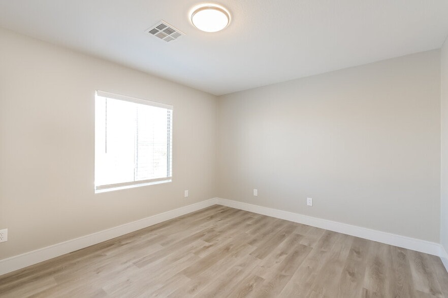 Building Photo - 10673 Mann St