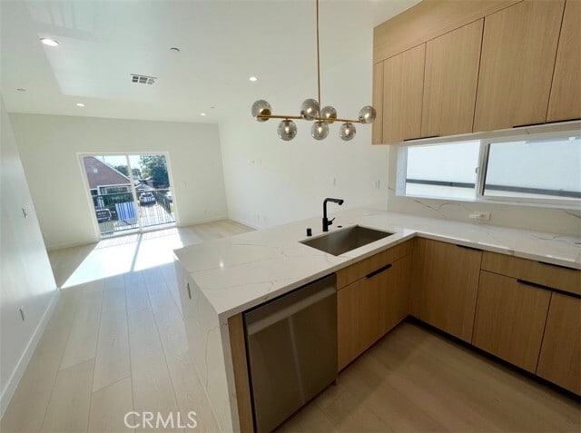 Building Photo - 611 W 41st Pl