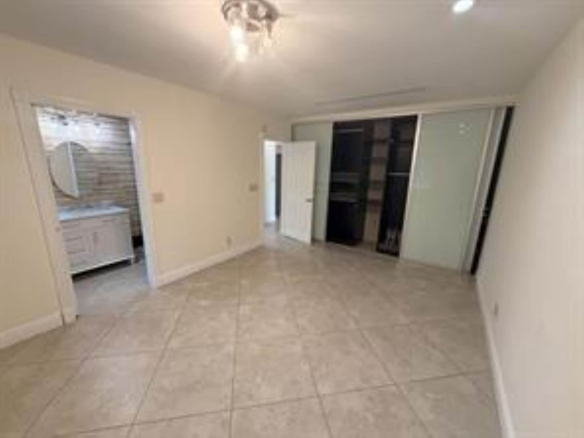 Building Photo - 2018 NE 14th Ct