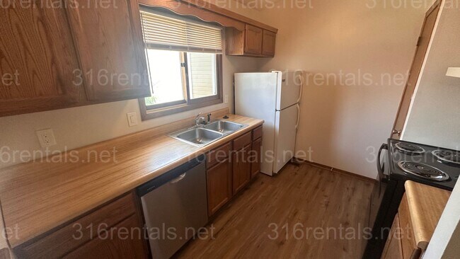 Building Photo - $850 - 2 bed 1.5 bath - Recently Remodeled...
