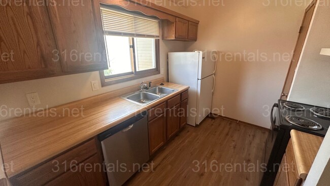 Building Photo - $895 - 2 bed 1.5 bath - Recently Remodeled...