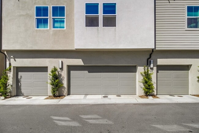 Building Photo - Welcome to your modern La Mesa townhome wi...