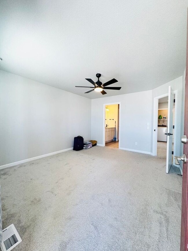 Building Photo - Beautiful 3 bedroom 3.5 bath Townhome Minutes from Downtown Johnstown