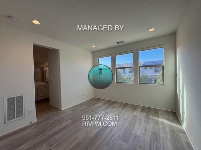 Building Photo - DISCOVER YOUR DREAM CONDO AT 105 CORONA!!