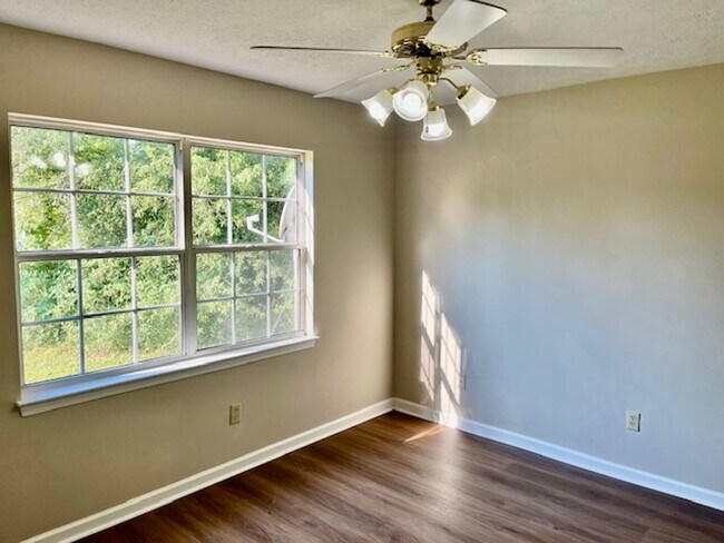 Building Photo - Rockcreek Dr #3 &amp; 355 Mathis