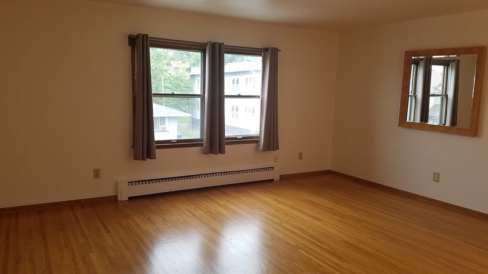 Living room - 1022 Arkwright St N